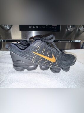 Nike‎ Black and Gold Running Sneakers Size 6.5 Y/Women’s Size 8 Airmax